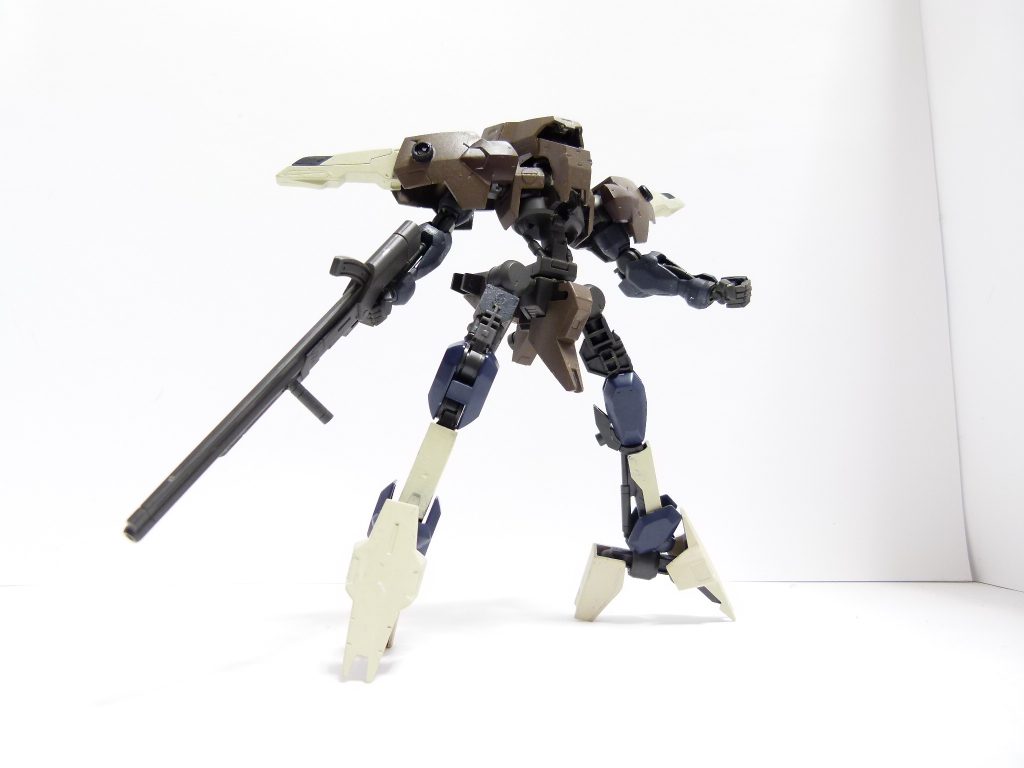 フレームを組み替え肩アーマーを元に戻すことでMS形態にもなります。