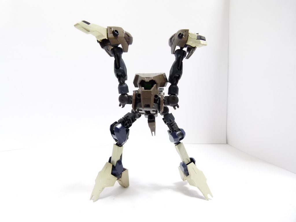 ユーゴーのヘキサフレームを組み替え、腰アーマーなどを外して肩アーマーを手に持たせられるように改造。
バックパックは腰に。
肩アーマーの先端にくちばし、目を付けます。アーマー自体は手に持たせています。
配色はフレーム部の色は変えずに装甲をドードーっぽく。