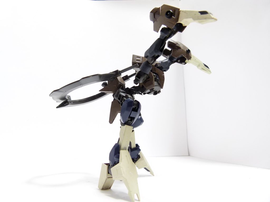 ユーゴーのショーテルはキット通りに懸架できるほか、バックパックの3ミリジョイントを使って様々な装備が可能です。