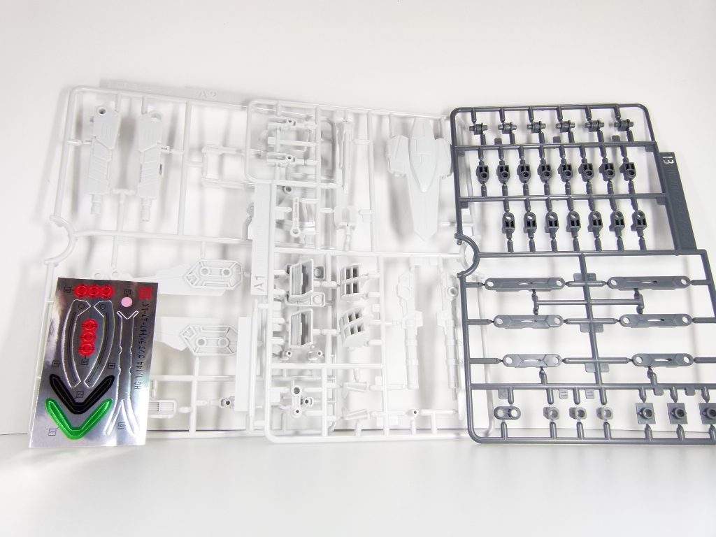 今月再販されたので。初期ＨＧＢＣ随一の「遊べる」パーツ群。説明書通りに合体させると支援機になり、分割すればガンプラ用パワーアップパーツに･･･と、マルチに使える名ＨＧＢＣです。汎用のアームパーツ、一軸・二軸ジョイントも見所。「汎用ジョイントを追加することで対応力を向上させる」試みは後にボールデンアームアームズにも受け継がれます。