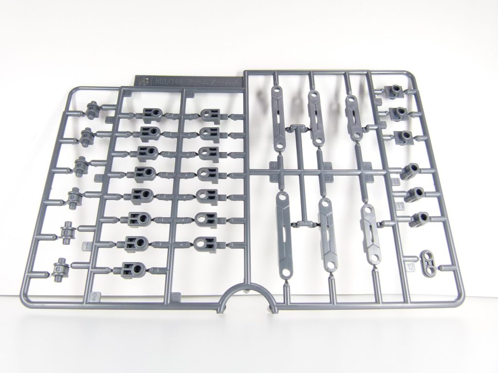 Ｂランナー（２枚）のみＫＰＳ。パワードアームズパワーダーのアームランナーが付属するすーぱーふみなに対しこちらのアームランナーが付属するはいぱーギャン子･･･と言った趣。アームは長・中・短の３本×２。１軸ジョイントは６個×２、右下のパーツを接続した２軸ジョイントは１個×２製作可能。１軸ジョイントはボールデンとはまた違った双方凸軸で非常に使いやすいです。可動部分から軸の距離が狭いのが強み。ポケプラのスクラッチでも何度活躍したことか。６組分付属し１個余剰が出る･･･ように見えますが、実は本キットの仕様。余剰パーツはランナー2枚分で２個、本キットＡランナーのシールド両端に接続することになります。また、キット状態では２ランナー分で３ミリ穴→穴ジョイントパーツが２個余剰。