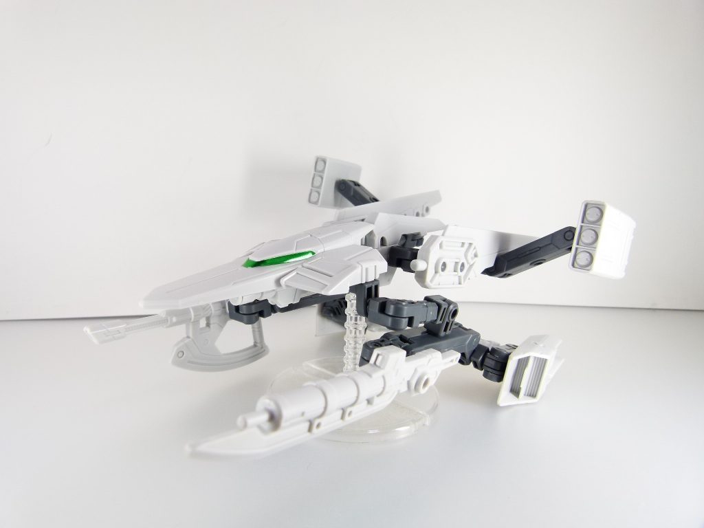 ガンプラバトルアームアームズ：自在に可動するアームに多数の武装を備えたガンプラ用支援モジュールの集合体。自由に組み合わせてキミのガンプラをカスタマイズしよう。支援機としての形態はキットを組み立てるためのものであり、実際はここから各パーツに分解して３ミリ軸・穴を駆使しカスタマイズだ･･･と言うことになりますが。Ｘ字に展開したアームを始め各部が自在に可動。ソード・アックスはライフルとして使います。「目」にあたるシールは緑色のバイザータイプと黒→ピンクのモノアイタイプがあります。写真では高さがそれっぽかったので＆左右非対称のためポケプラのスタンドを転用していますが、実際は上記３ミリ軸延長ジョイントを介してアクションベースに接続するのがベター。