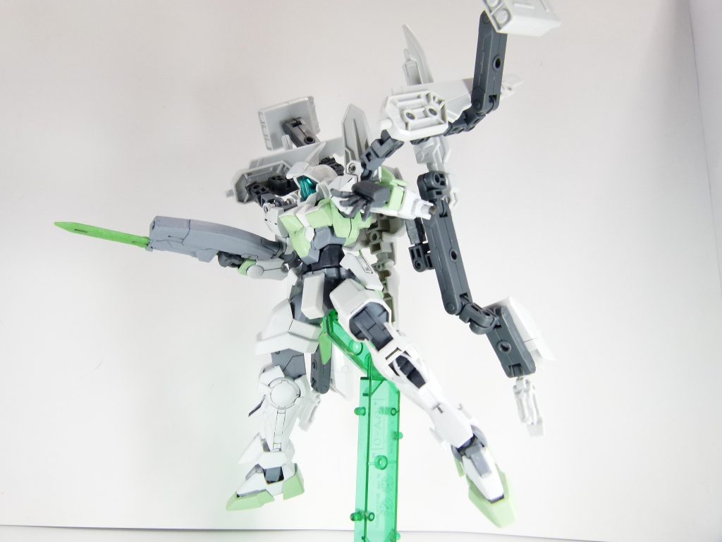 各種ジョイントを駆使すればガンプラに背負わせて強化武装にもなります。マルチマウントを外してスタビライザーをネイキッドの肩へ、本体部分をシールド裏の３ミリ穴でバックパックジョイント。なお、今回からネイキッドの手首をビルドハンズに変更しました。変更点が解りやすいようにキットのまま使用しています（甲がグレー）。デフォルト･･･ダブルオーの手首よりも各武器の安定感が増しました。