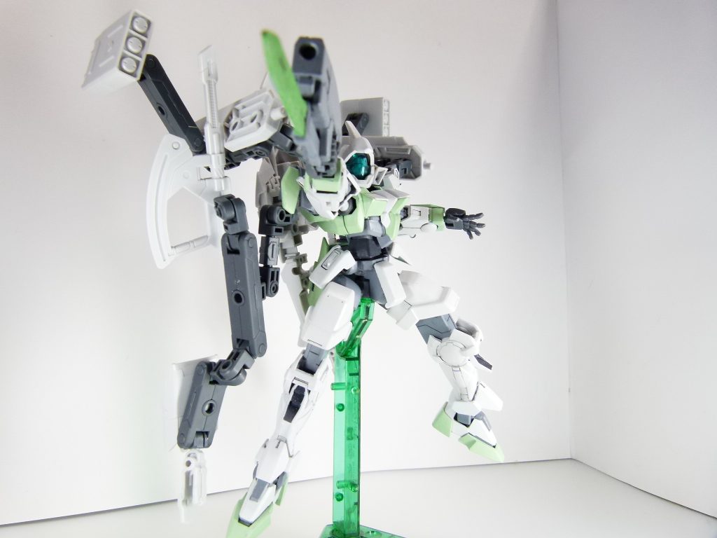 今回は各武装の解説は多すぎるので省略。ブースター・ミサイルランチャー・作業アームは３ミリ軸１本で接続。スタビライザーには各所に３ミリ穴と軸があります。ソード・アックス・マルチマウントには３ミリ穴が横に開いています。各アームには中央に３ミリ穴が貫通。前後に可動３ミリ穴。