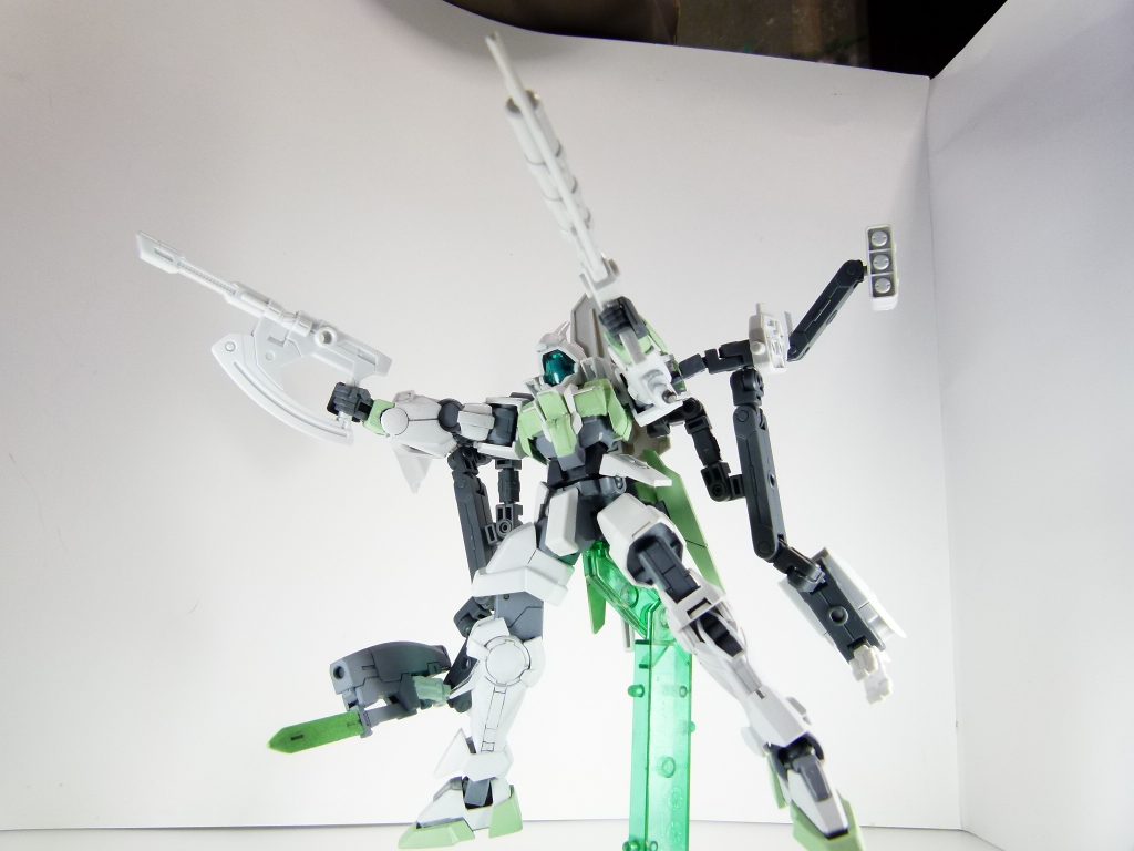 ソードは持ち手部分を可動させることで、アックスは持つ部分を変えてそれぞれライフルとしても使用可能。作業アームにはソードやアックス、一部四角軸武装を持たせることができます。