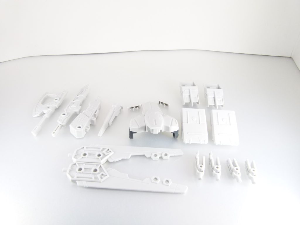 Ａランナー分の主な構成内容。上記の通り、シールドはアームアームズランナーを付けたデフォルトの状態で。・シールド・インテーク（左右）・ウエストアーマー・マルチマウント・スタビライザー×２・ミサイルランチャー×２・ブースター×２・アックス・ソード・作業アーム（長・短）各×２写真を撮り忘れましたが、他にジョイントパーツ（３ミリ軸延長×２・腰引っかけ用・クランク×１・リブありの３ミリ軸→３ミリ軸×１）が付属。クランクなどは２個欲しかったところ。