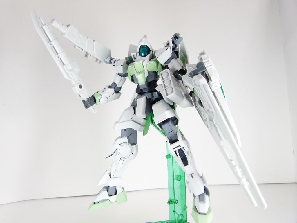 キットでの取り付け例、シールドにスタビライザーを付けて大型シールドに。マルチマウントは純粋にキャノン砲として使うほか、ＨＧＵＣνガンダムの背中などに差し込める突起が付いており取り付け可能。