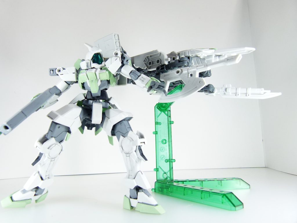 第１４改「ＧＢＮの武器庫」ＧＢＮの武器庫。そう言われてしまっても、いい。ＧＢＮのオープンから、今日でちょうど一年か～･･･あ、うん、もちろん正式オープンね。ＧＰデュエルから流れてきたダイバー達も一通り出揃って、ＧＢＮ「独自の」魅力に取り付かれたダイバーもいて･･･あと、「第七機甲師団」はフォースと言うより一大組織よ･･･ロンメル、凄いわ。ゲーマスによると、「ここからが本番」だそうよ。「二年目のジンクス」ってのは、どんなものにもあるからって。フォース戦のルール改築や初心者対策など、推し進めていきたいね･･･って。かくいうあたし達の「アルケミスト」は･･･徐々にメンバーを放出中。ま、あれよね。雰囲気、悪くなったわよね。ハタモトさんのあれとかあったし（第９改参照）。あたしは、構わない。転出は守秘義務を守れば自由、ってことにしておいた。今度、ＧＢＮ内にはガード機体が配備されるって事で･･･もしかしたら、武装のテストも少しずつ自動化されるかもしれないってさ。･･･あたし？ま、いるでしょ。このでっかい「フォースネスト」に、射出成形機。未使用のものも含めて大量にある武器の数々･･･使わない手はない。ゲーマスには「デストロイヤードムにダイバールックを変えた方がいい」って冗談で言われたわ。･･･ゲーマスも冗談言うんだって？ま、平和って事よ。･･･あの日以降、表情が硬くなってきたかな･･･って思うけど。