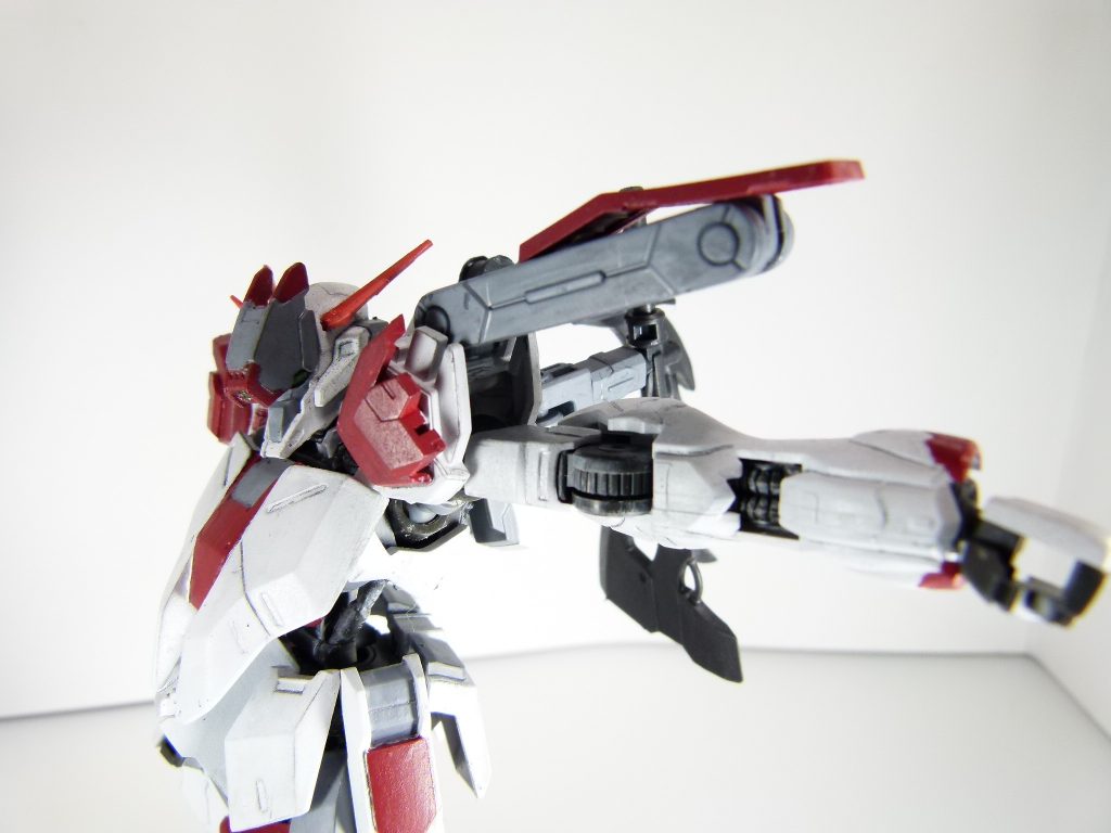 第１５改「鉄に血通う時」鉄に血が通う時、あたしの新たな戦いが始まる。あたし、アルザス・リースリング。フォース（ぼっち）・「アルケミスト」のリーダーよ。ゲーマス（ゲームマスター、あのガンダイバー）とはリアルの親友。そのよしみで、ＧＢＮ創設から今まで*「武装のデバッグテスト」*をやらせてもらってるわけ。ＥＬダイバー事件（「ガンダムビルドダイバーズ」後半）から数ヶ月後。ＧＢＮはおおむね平和な日常を取り戻し･･･たんだけれど、まだまだあたしにはやることがある。テストにつぐ、テストよ。新参ダイバーが増えた今、ミッションクリアでもらえるパーツデータがより多くのダイバーにとって使いやすい物にならなければ意味が無い。そう思って、愛機のＧＮネイキッドと取り組んできた訳なんだけれど･･････ある日、ゲーマスからもらった依頼は、あたしの認識を根底から覆すものだった。この武装、つかない！ネイキッドに装備できない！！･･･「鉄血のオルフェンズ」シリーズ。文字通り「鉄に血の通った」作品で･･･フォース・「ビルドダイバーズ」のコーイチさんを始めとした多くのファンがついている作品。みんなにはもうおなじみかしら。それらの武装セットがパーツデータとして配布されることになるらしいからそれをテストしろって話。武装セットの名は「Iron Blooded Arms」。略して「ＩＢＡ」。なんだけれど･･･なんて言うか独特で、武器は全部規格外の重さで、バックパックにもこれまでのガンプラとは全く違う規格が採用されてて･･･とにかく、今のネイキッドではこれのテストは無理だー！って話になって･･････ゲーマス。カツラギさん、あたしのこと試してるでしょ･･･絶対そうだ！･･･って事を踏まえたあたしの結論は･･･「郷に入れば郷に従え」ってこと。「鉄に血の通った」ガンプラを作れば、そいつらに対応できるって事よ。早速製作ね。ベースはグシオンリベイクフルシティ。あたし自身はあんまり作品のこと知らないから（今後映像配信で見とこう）、「別の次元の鉄華団のグシオン」ってとこにしといたわ。･･･ガンプラを一から作るのって、すっごく久しぶり。わくわくする。･･･と言うことで、完成したわ。カルメネール。名前は赤ワインの品種よ。「赤」っぽいじゃない。今までのネイキッドはあくまでテスト用だったけれど、カルメネールはそうじゃない。今回のテストは守秘義務なし。他のダイバーに意見を求めることもできる。無骨な「鉄血」機体と全力で戦えるように設計しといたわ。もちろん安定性は重視したけれど、二基のエイハブ・リアクターでパワー面はネイキッドを遙かに凌駕するわ。これでどんな重い武器も大丈夫ね。振り回されないようにしないと。テスト予定のセットは９個、それらになるべく対応できるように設計しておいたけれど･･･ま、なんとかなるでしょ。･･･よろしくね、カルメネール。酔ってきましょうか！