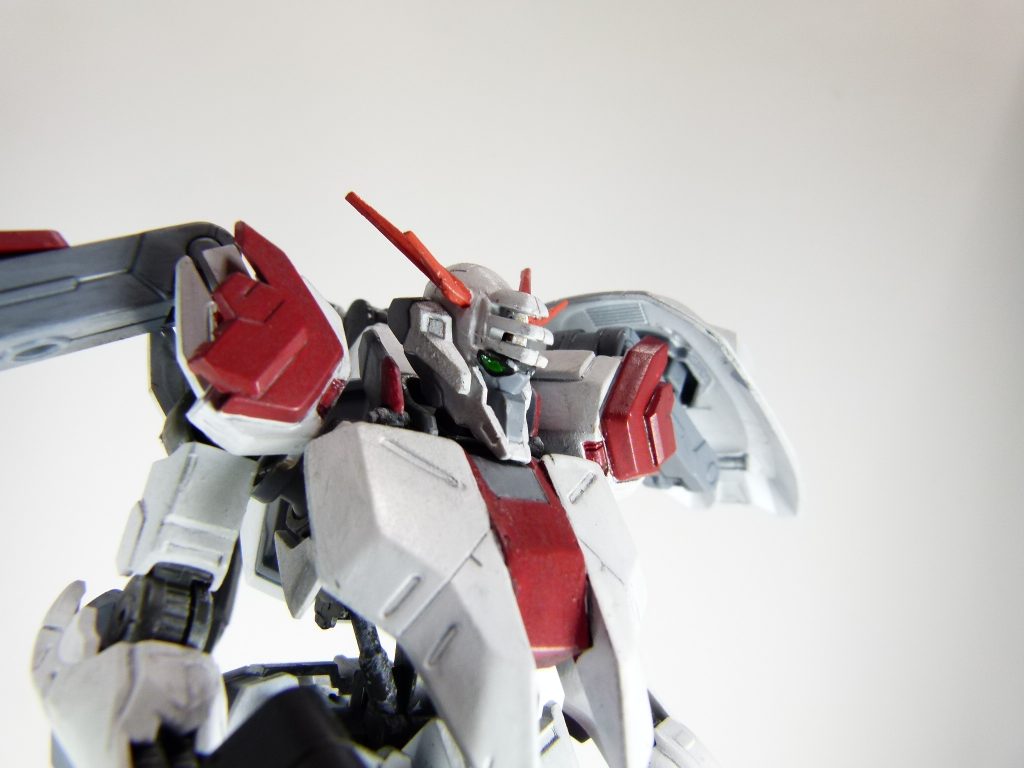 精密射撃モード：元機体の特徴的なモード。元キットでは差し替えだったが、頭１個で擬似的に発動できるように改造。頭部バイザーを取り外したところ。頭部を切り欠き削ったり顔部分のジョイントを切ったりして頭を上げて･･･なおアンテナはＺＺガンダムのものです。