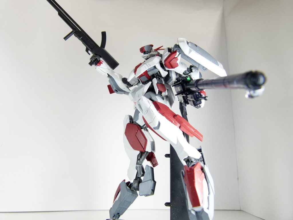 配色：「別の次元でも赤いナノラミネート塗料は高価だろう」と考え、白をメインに赤を随所に配置。滑空砲はひとまずバルバトスクリアVer.から。今後ＭＳオプションセット１をレビューするときに改めて･･･