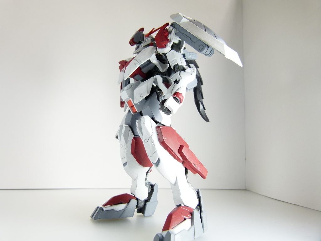 前から。ベースは２期放送当時ワンダースクールの懸賞でもらった昭弘のフルシティ。「フルボディ」と語感も似ています。改造しかけてガンニッパーにニッパーをあげてストップしていたものを、今回のIBA編スタートに合わせて再改造して完成させたものです。前腕は（ベースのものが使用不可だったため）ルプスに変更しています（これにより肘武装関係も装備可能になる）が、全体構成としてはフルシティのままです。胸にはマンロディの腰アーマーを接着。肩の白パーツを外してアームアームズのアームを装備。先には小型シールドや大型シールド（グリモアレッドベレーから）を装備可能。アームの可動軸を動かせば肩へのマルチマウントに変化。