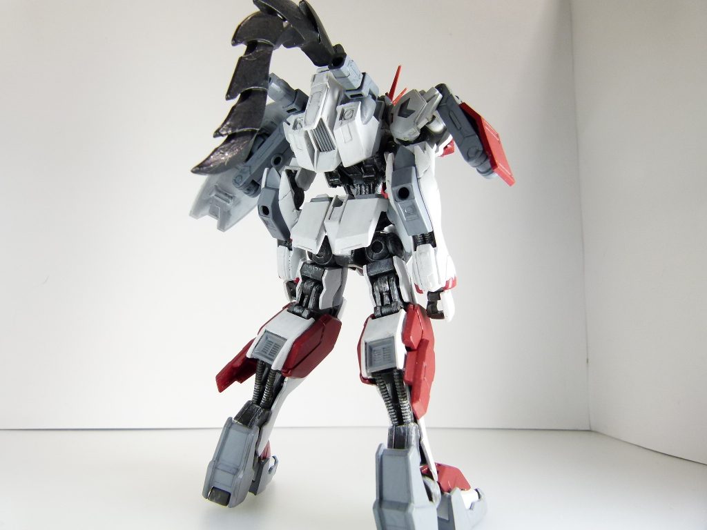 後ろ。上記キマリスブースターなどについては、バックパックを外してガンダム・フレームを露出させて取り付けるのでそれに倣いました。それらの例外を除いてバックパックは使用することになるので「武装マウント」としての機能を優先。サブアームはなし（アルザスは複雑な同時操作に対応できないと考え。当然阿頼耶識はなし）。その代わり、テール部分と武装マウントを追加。脚部はフルシティに若干パーツを追加したのみ。スミ入れはホープスカイ以降恒例になりつつあるシャープペン、エッジにウェザリングマスターを使用。