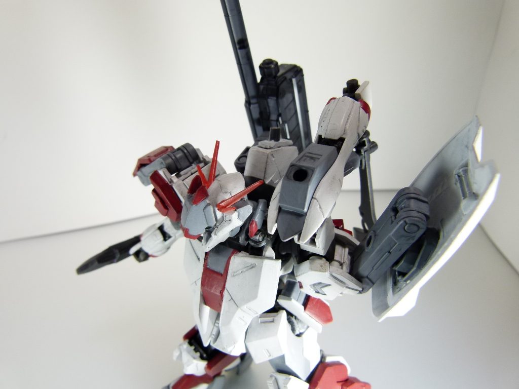 マウントは前方向に可動、武装をスムーズに構えることが可能。