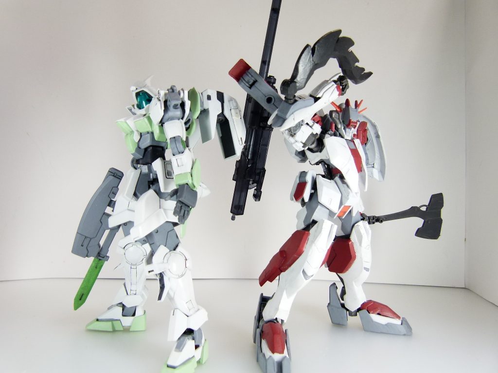 （小説パートの補足その１）・ＨＧＩＢＡ編スタート。主旨は下記「その２」で。もちろんＨＧＢＣ編は今まで通りネイキッドでテストです。・無論ですが、「ビルドダイバーズ」本編では大人の事情で「鉄に血の通ったような」としか語られなかった「鉄血」シリーズは存在することになっています。・筆者はＴＶ本編は完走しています。ガンプラは２期途中で作らなくなってしまったので久々のガンダムフレームでした（ガンプラフォースにリアクターを移譲しまくっていました）。鉄華団シノさん、ギャラルホルンはイオク様派でした。・写真は白ワイン･･･ＧＮネイキッドとの比較。作風の違う部分とか同じ部分とか、伝わるでしょうか。・本来、「鉄血」機体は「ガンダム・○○」と中黒が入りますが、本サイトではタイトルが「ガンダム○○」となっている作品も多数見受けられたのでタイトル部分は中黒なし、それ以外は中黒ありで統一。