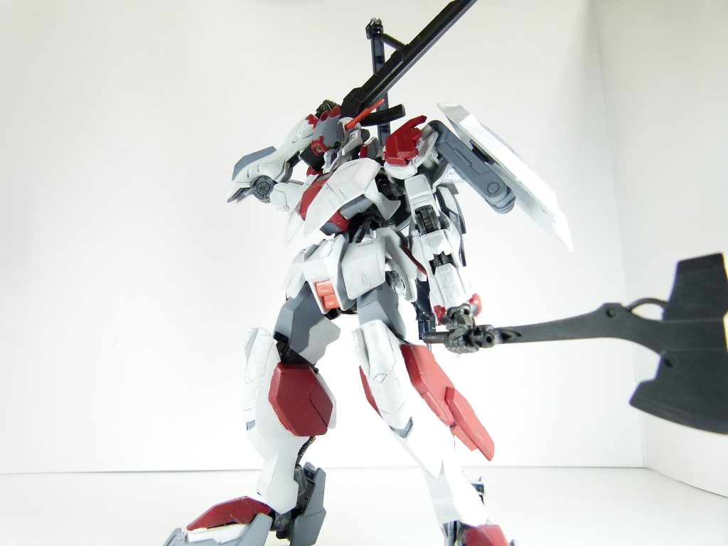 基本装備はロングライフル（ＭＳオプションセット５）、グレイズアックス（グレイズフレーム標準装備）。アックスは背中のマウントに懸架可能。ロングライフルに同様の３mmジョイントはありませんが･･･フォアグリップ部分を差し込めば一応懸架可能。