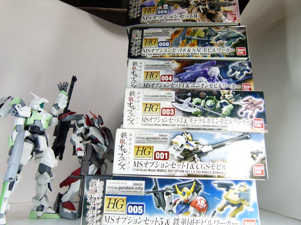 （小説パートの補足その２・企画主旨）アルザスならどうするだろう。そう考えての結論。最近更新が水曜日あたりに固まってきたので今回は定例外更新。「GBNWeapons」、HGIBA編のスタートです。もちろんですがHGBC編とは平行します。連載ペースは今まで通り多くて双方どちらかから週１改だと思っておいてください。HGBCを買い集める中、HGIBAは夏に半額で入手できた３だけ確保。他の多くのHGBCを紹介する中いつかは･･･と思っていたのですが、突如として思い出してしまいました。「キマリスブースター付かないじゃん」と。「鉄血」キット（HGIBO）は小説パートで語られたように独自の規格があり（ビルドハンズ大体つかない。ＡＧＰ２穴はない！）、HGIBAはあくまで*「鉄血のオプションセット」*なので特定機体のみに対応する武装も大量に存在します。キマリスブースターなどのバックパックへの背負いものについてはネイキッドにバックパックマウントを自作・別の「鉄血」キットを使うという方法もありましたが本連載の趣旨に反しており（それでも別機体を使用することはあるでしょう）･･･「郷に入れば～」と言うことで今回の新ガンプラ、ガンダム・フレームのガンプラを改めて作った方が速いなということになりました。紹介する武装･･･HGIBAの収集についても再販タイミング外の中予定よりもスムーズに進み、現在は９個中６個を確保できました。ＧＢＮの、ＧＵＮＳＴＡの全体利益に邁進する所存です。こちらもよろしくお願いします。