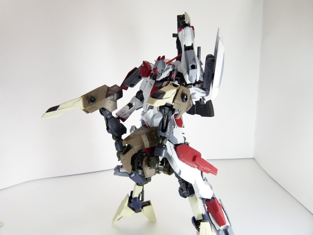 ツイッターに載せたのはこちらの写真。
持ち手などはありませんが乗せているだけでも決まります。
・・・ちなみにカルメネールには現在持ち合わせの平手が右しかありません(当時在庫がそれしか残っていない)。第15改のカルメネールの手首が終始握り手なのもそのためです。左平手は後日オプション5をレビューするときに・・・