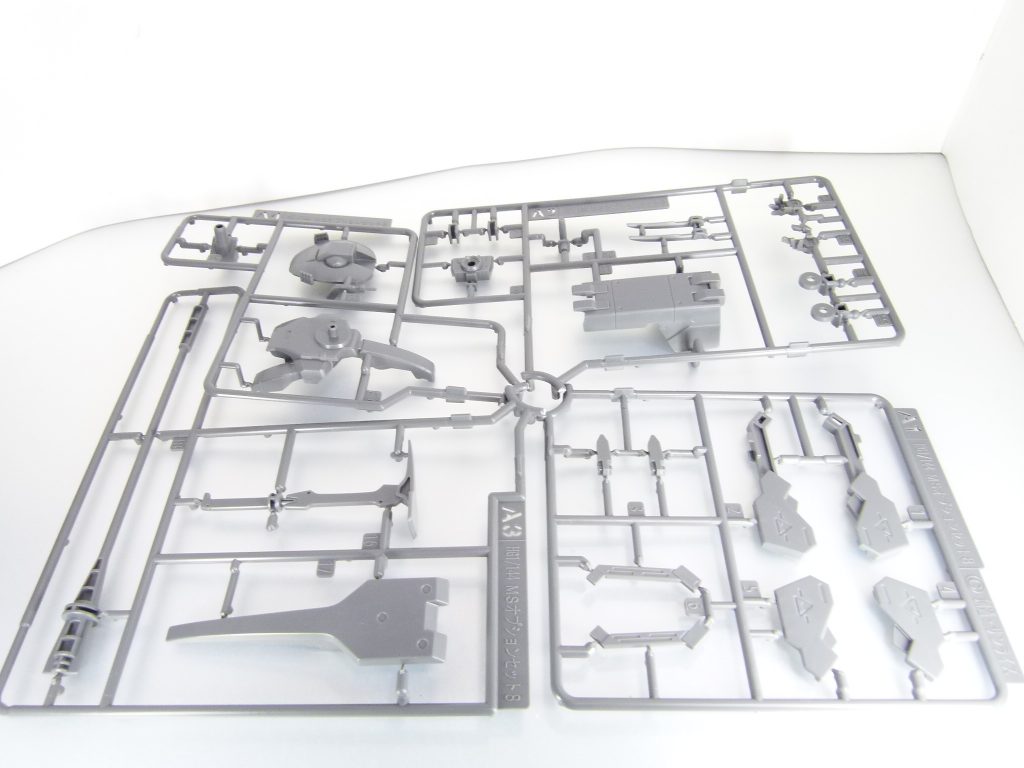 「ＧＢＮＷ」、ＨＧＩＢＡ編の初回はＭＳオプションセット８。今でも見つけやすいものから（管理人池袋・秋葉原調べ）チョイスしてみました。ＨＧＩＢＡの特徴は以下のようになります。・「鉄血」キットを中心とした対応・作中再現セット・価格はほとんどが600円（税抜き）・１セットはブリッジで複数に分かれ（本キットではＡ１～Ａ４）、プレミアムバンダイなどで派生機体を発売する際のパーツ分割が容易・必ずしも全ての機体に対応するわけではないパーツも存在する・武装を３ミリジョイントで懸架できるジョイントパーツも一部に付属・ほとんどのパーツはＫＰＳ・７・９を除いたキットにはモビルワーカーが付属600円のHGBCはこれまで何度か紹介してきましたが、IBAは使用できるキットを限定するものもある分３～４個程度の武装がワンパックで付属（一部除く）、全体的にお得感が高いのが特徴と言えます。