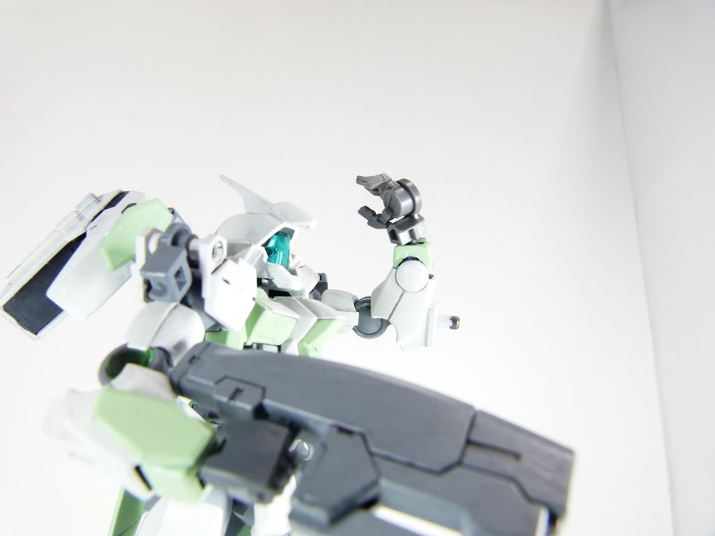 レギンレイズ（ジュリエッタ機）用手首：レギンレイズの手首は、基部に回転軸を有した独特の構造。･･･唐突にネイキッド。グレイズ・レギンレイズの手首ボール径はＰＣ-001などとほぼ同様（第13改でもグレイズリッターにビルドハンズを使いました）。レギンレイズ専用の平手です。