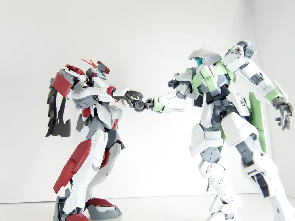 オプションセット５の右平手を使ってカルメネールとネイキッドの握手。「鉄血」キットは平手がほとんどオプションセット頼みです。特にガンダム・フレームは指の形状も独特で･･･