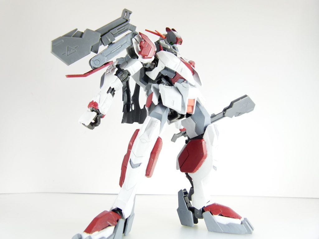 柄部分は本キット付属のジョイントパーツに引っかけて懸架可能。爪をたたむとツインメイスに似ます。