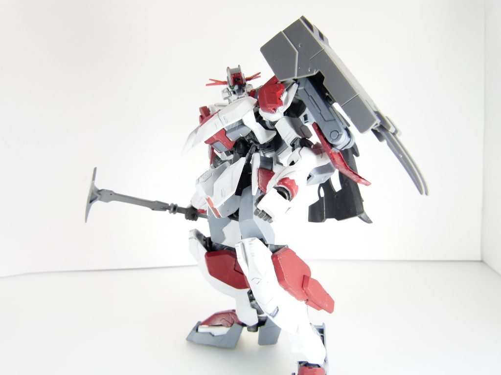 クロウシールド：内側に弾薬などの格納部を持つシールド一体型の武装。ピッケル：モビルスーツによる老朽化したコロニーなどの解体業務などで使用する。クロウシールドはシャルフリヒター再現用パーツその１になります。本写真では３ミリジョイントを別に使って肩に接続。爪は差し替えで格納可能。ピッケルは上記ジョイントパーツを使用可能。