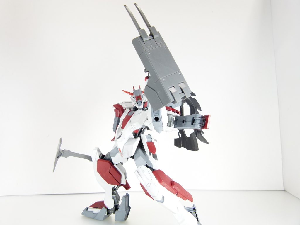 シールド用ジョイントパーツは手持ち武装にするために使用します。角度に合わせて穴と軸が開いており、それぞれに取り付けて持たせます。こういったパーツで汎用性を上げているのも特徴かな。