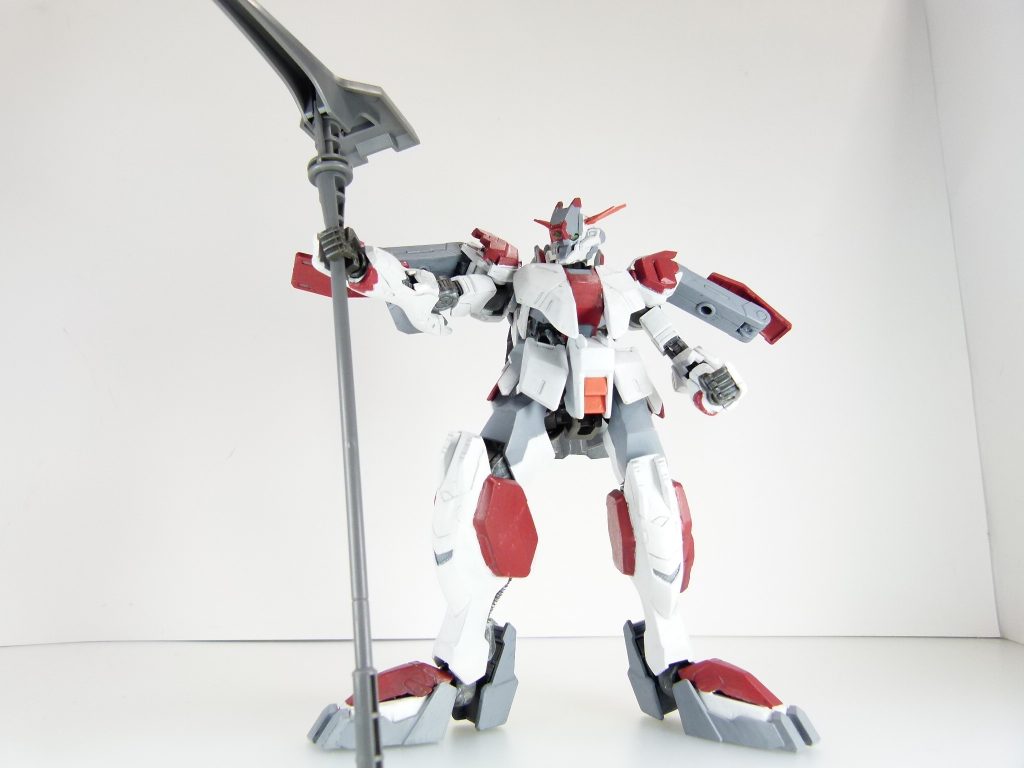 第１６改「ペリシアの黄昏」ペリシアの黄昏は、苦労して見るからこそ美しい。ゲーマスからの新たな依頼、「鉄に血の通ったような」武装のテスト（第１５改参照）。それについて、まずは「鉄血のオルフェンズ」の配信を全話見ての勉強と･･･ＧＢＮナンバーワンビルダーのシャフリヤール様に意見をもらいたいところだって思って。シャフリ様がよく訪れるビルダーの聖地、ペリシアに向かうことにしたわ。ペリシアに直接向かう直通パスも「アルケミスト」としての権限でもってはいるんだけれど･･･完成したカルメネールのテストの意味もあってＭＳで直接向かうことにして。ペリシアの周りは砂漠地帯、「鉄血」機体なら直接越えられるかも･･･って思ったけれど、結局乗せてもらっちゃった。･･･まだまだよね、あたし。ペリシアでは･･･会えました、シャフリヤール様！相変わらずお美しいルックス。相変わらずの「愛」連呼･･･ともかく。今回は守秘義務がないからおおっぴらに話せるわ。「鉄血」の話、しましょ。一晩中！ここにワインと酒、あるから！筋肉馬鹿は嫌いだけどね･･･と前置きして、シャフリ様は「鉄血」機体の特徴を話してくださいました。「鉄血」のガンプラは、ガンダム・フレームなどの人を模したフレームに装甲を組み付ける構造を持っているから･･･それこそ「鉄に血の通ったような」機動ができる。ガンプラの完成度を一定以上にすれば、ビーム系統の攻撃力を最大半減できるナノラミネートアーマーや、機体への追従性をさらに上げられる阿頼耶識システムを使えるようになる、か･･･ナノラミネートはあたしも使える。阿頼耶識はちょっと･･･怖いかな。ガンプラの全体傾向として、機動性はともかくパワーと装甲を増し増しにした感じなんだって。ガルバルディリベイクも、元機体はガルバルディだけれどそんな感じでしょ。ナノラミネートアーマーを破れるのは重くて堅い肉弾戦武器･･･それを振り回せるパワーはつけたつもり。作中最強武器なのがとっても堅い銛を超高速で打ち出すレールガン・ダインスレイヴなのも頷けるわね。そのパワーは、コロニー（ＧＢＮではフォースネスト）などの土木工事にも使われるらしいわ。武装セットの中から取りだして･･･こんな、でかいピッケルとか？ランドメイスって名前らしいんだけれど、これがあれば解体とかはお手の物じゃない？