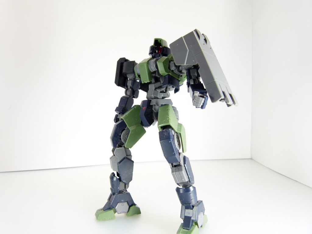 クロウシールド基部はグレイズフレームもしくはガンダムフレーム肩のＣ型ジョイントに接続可能。基部は手持ち用に取り付け角度の変更、外すことができます。