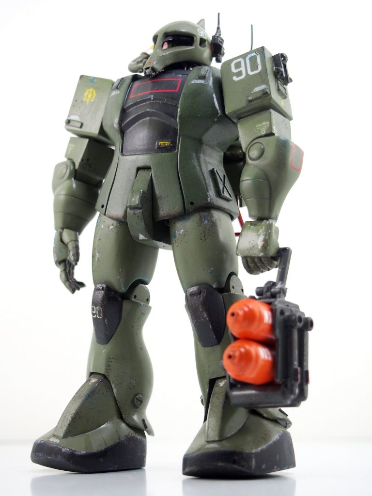 手に持っているのは対艦用大型機雷という設定です