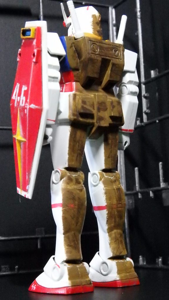 「げげっ　ガンダムの背中には岩とおなじ色をぬってあったのか」