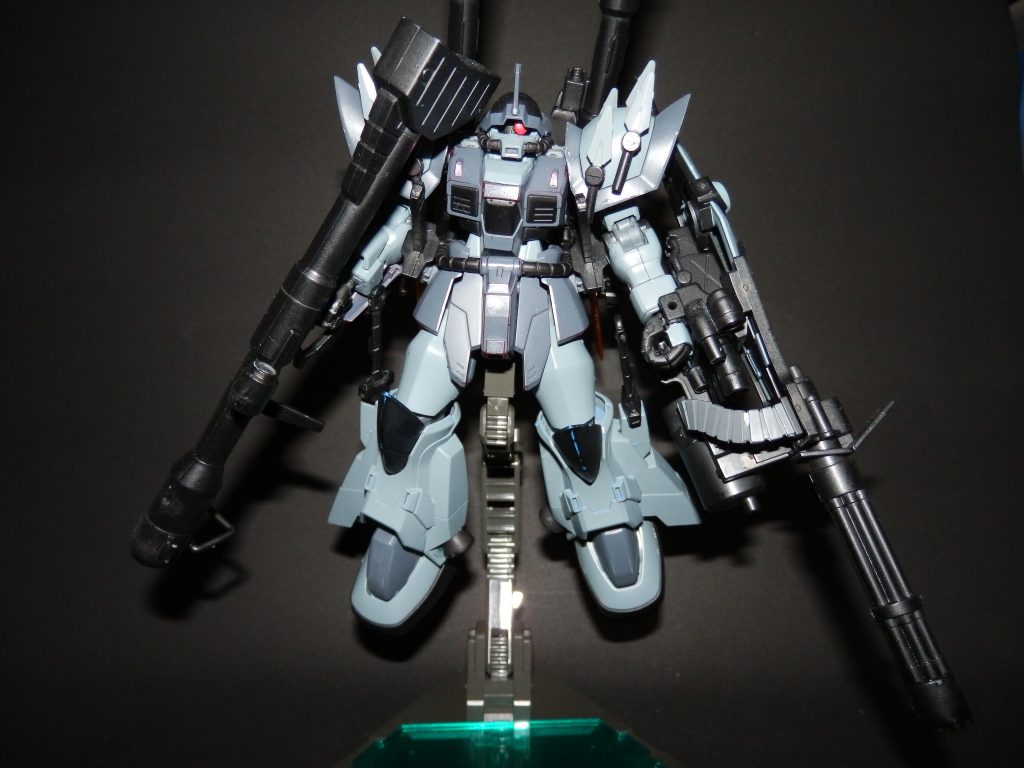 なるべく接着剤を使わず改造しました。なので武装は全て取り外し可能です。