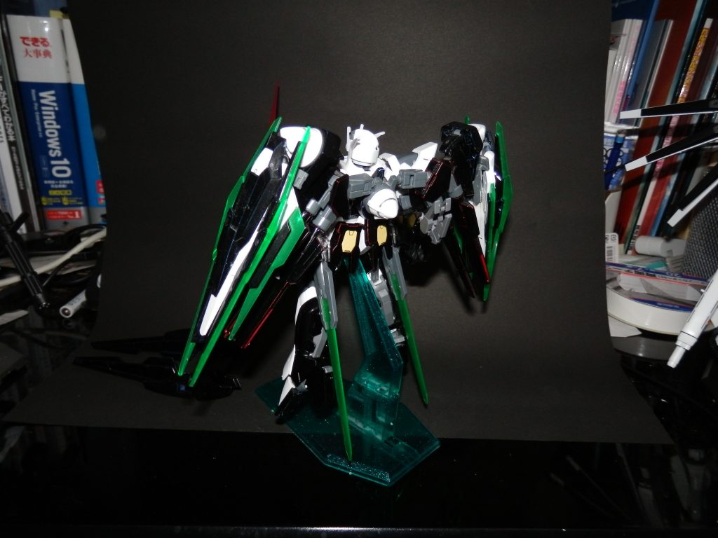 このガンプラは変形機能が個人的に好きではなかったので素体を1.5「アイズ」ガンダムにしました。