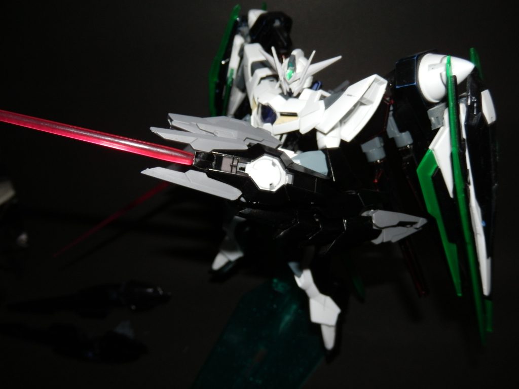 そして、リバーシブルガンダムの腕はGNタンクだったけど心もとなかったのでダイバーエースユニットの太陽炉に付け替えました。