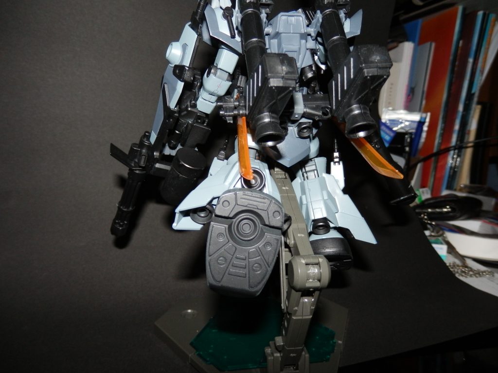 足裏は、スラスターモールドが好きなので、グフカスタムのを使用。