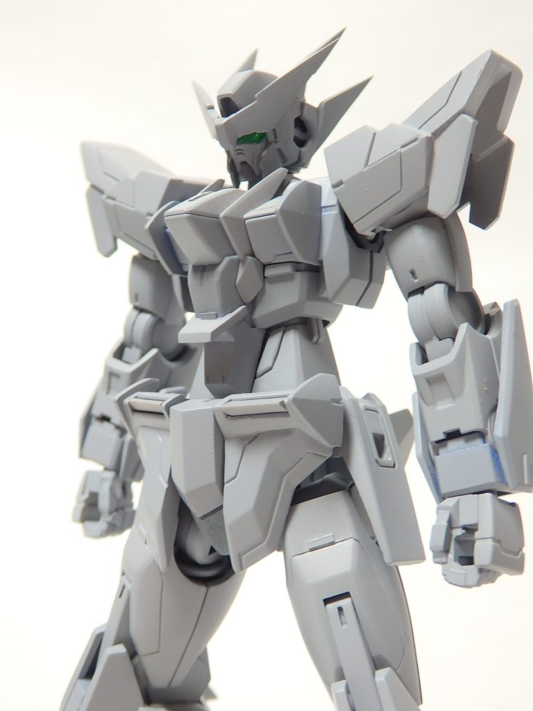 ## ~COLORING DATA~
■ダブルオービーザライト
 白=クールホワイト(C)+クリアーブルー(C)数滴
 青=コバルトブルー(C)+蛍光ピンク(C)+上記白少量
 赤=モンザレッド(C)+上記白少量
 黄=橙黄色(G)
 グレー=RLM75グレーバイオレット(C)
 胸部水色=クールホワイト(C)+MSライトブルー(C)
 
 以上の塗装色パーツにはつや消しクリアーを吹きました。
 GNソードⅡブラスター刀身パーツ、GNウイングワイヤー=自作混色パール
 パールを吹いたパーツには光沢クリアーを吹いています。
■台座
 グレー=ジャーマングレー(C)+色ノ源シアン(C)
 クリアパーツの裏側にGXラフシルバー(C)をランダムに吹き塗装。
 台座部分はダブルオービーザライトと質感の差をつけるために半光沢クリアーでコート。
## ~製作秘話(?)~
実のところ最初はダイバーズコンに参加しようと思っていませんでした。
けれど日々投稿される皆さんの様々な力作に触発され、いつしかダブルオーダイバーの改造案が閃いていました。
そうして製作を始めたのがきっかけでした。
完成までに時間がかかってしまい、投稿も締切日ギリギリということに…(°▽°;)
それでも、ちゃんと完成させることができてよかったです。
ダイバーズコンテストもここからが本番という感じで、まだまだ熱くなりそうですね!
楽しんでいきたいです^^
*ここまでご覧いただき、ありがとうございました!!*