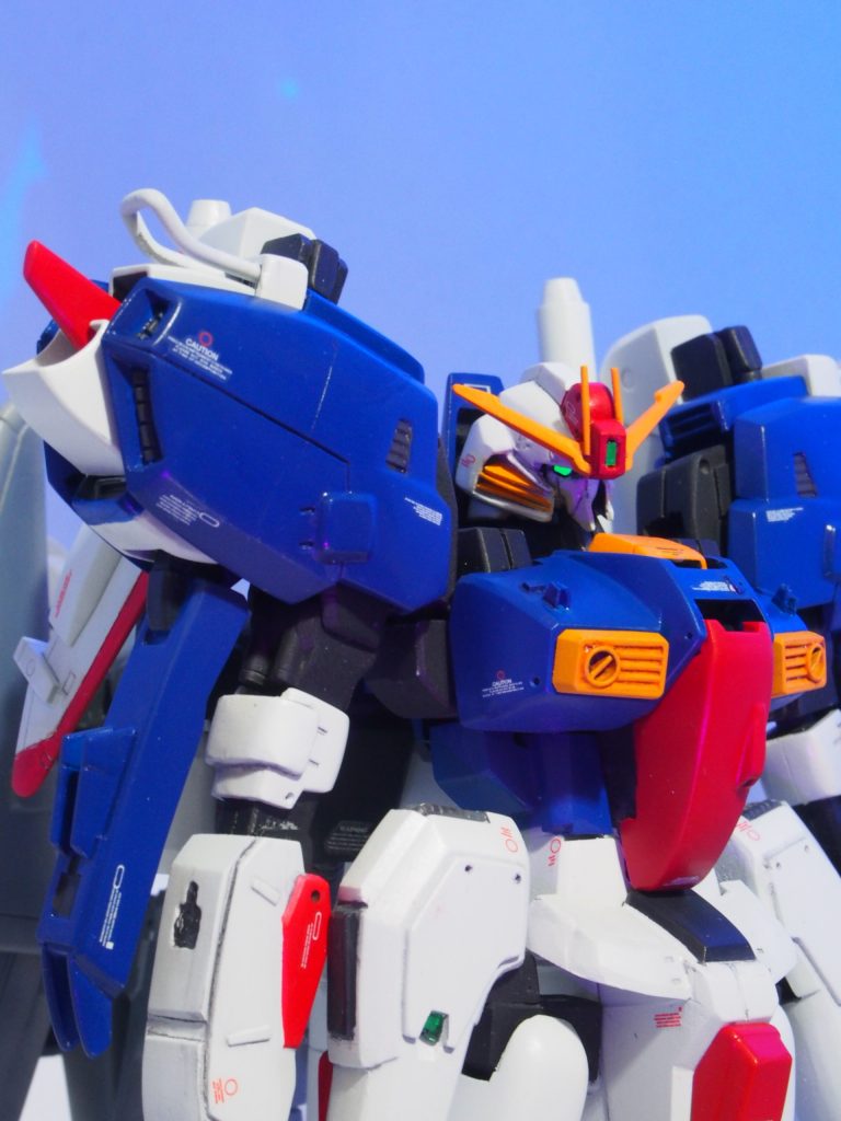 ブラックライトでカメラアイが光ります