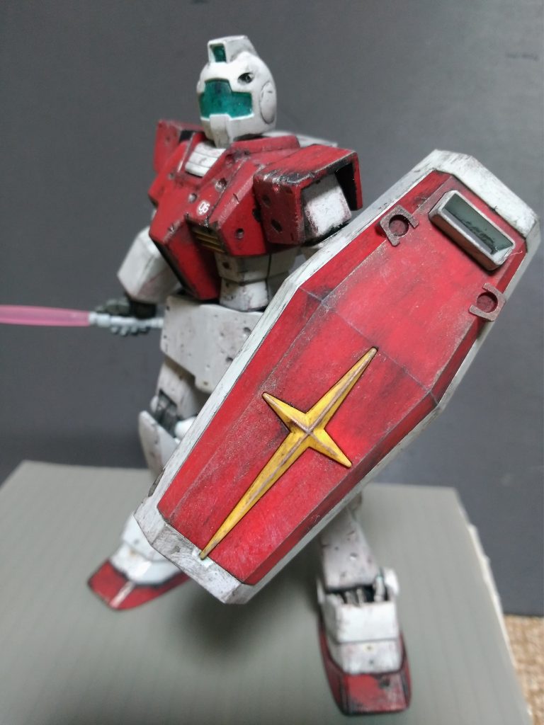 シールドはザクマシンガンの一掃射を受けて後退したあと補給基地で交換した設定のため傷表現はせず、ただし完全に新品ってことはなさそうなので、ウェザリング塗装でのみ使用感を出しています。