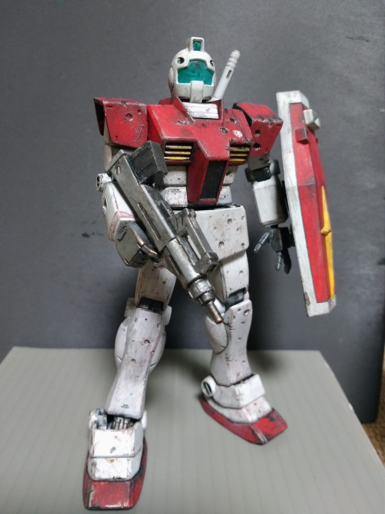 全体の塗装色はIGLOOをイメージした赤とライトグレーとしました。
オール筆塗装です。
ダメージ加工をする前に合わせ目消しと肩と顔周辺を整形しただけで、ドノーマルのHGUCジムです。ぷら板を貼ってイケメンにしてもよかったのですが、丸っこさが失われそうなので顎部分を軽く削ってメリハリを出したに留めました。
