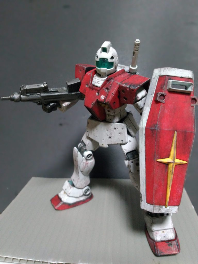 ウェザリングは、IGLOOやPS3のTarget Insightなどをイメージし、
泥汚れや塗装剥げをチッピングとドライブラシで表現。傷周辺には銀と黒で塗装が剥げ、120mm弾の炸薬で地金が焦げた風合いを出しました。

地球連邦地上軍のイメージに合うデカールがあまりなかったのと、傷を印象に残したいのでマーキングは控えめとしました。