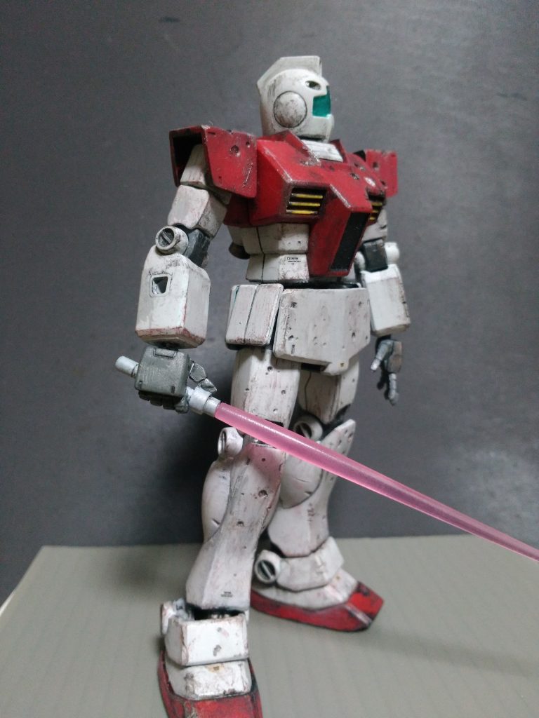 ビームサーベル持ち手は寒冷地用ジムのもののモールドを軽く彫り直し、手甲パーツのみ交換したものです。元々出来がいい手パーツなので分かりづらいですが、親指とサーベルの間に流れていたプラを削り取っています。簡単なんですがここを抜くだけでかなり親指のディテールが生きます。