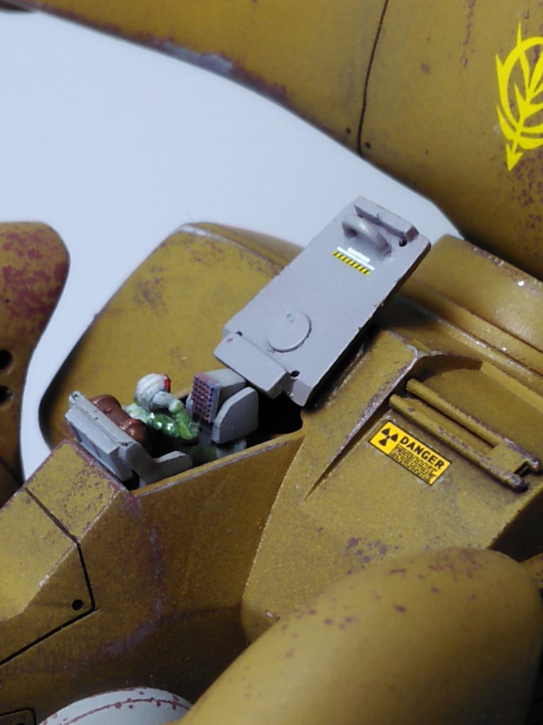 背面にコクピットを設置しました。ハッチは磁石で開いた状態にできます。