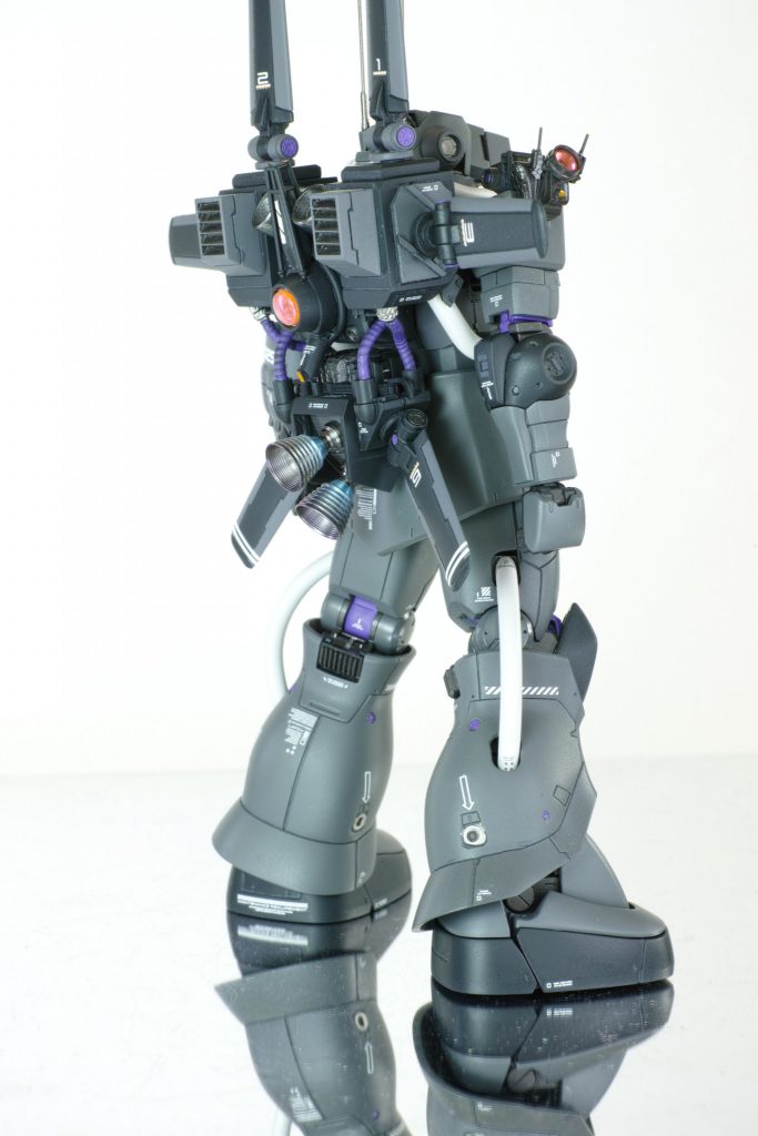 斜め後ろから。膝の周りやバックパックの横などを見ていただきたいです。