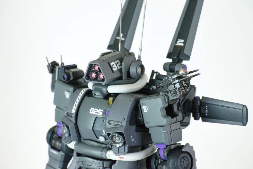 左肩のセンサーは上下跳ね上げの可動式