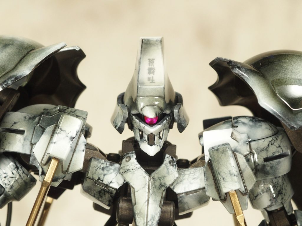 額の文字『荒覇吐』は常時表示されるわけではなく
暗黒炉が絶好調でウェーイってなった時に自然に浮かび上がる。
かつての機体名なのか、仕えた主の名か、設計者の名か･･･
何処にも資料が残っていない。
　
　
　
　
　
　