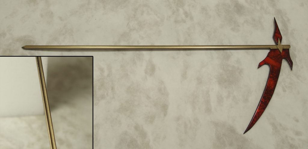 主兵装の大鎌。
刃はヒヒイロカネ（緋緋色金）製で
熱伝導が異常に良好であるため、
掌の端子を通じて流し込まれる暗黒炉のエネルギーによって
強力なヒートブレイドとして使用出来る。
柄の背面には溝があるが、掌からエネルギーを流すための接点。

　　塗装表現は悩んだ挙げ句、馬鹿の1つ覚えで蛇紋塗装にしました。
　　ただ、質感を考えてこれだけメタリック塗装。
　　シルバーと黒+シルバーで蛇紋塗装してから
　　クリアレッド+クリアオレンジでコート。更にトップコート。
　　柄の背面の溝の模型上の真の理由は後述。
　
　
　
　