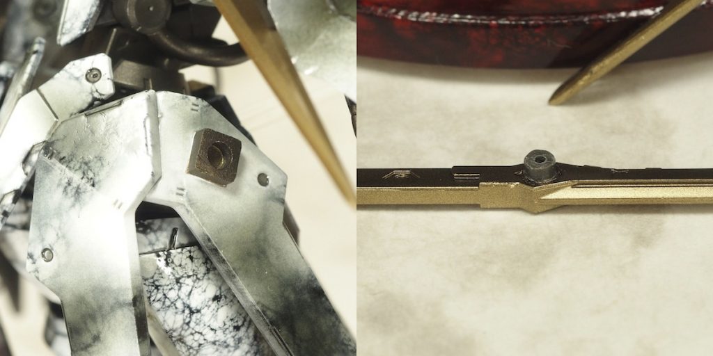 太刀は左サイドアーマーに貼り付けたパーツに
太刀のつば辺りに埋めた3mm棒でマウント。
　
　
　
　