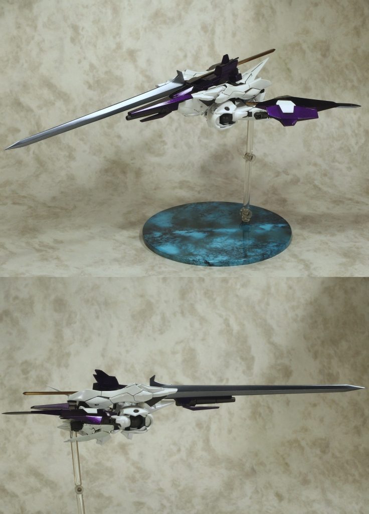 ソードランスをバックパックに添えることで
やけにシャープなシルエットに見えるというマジック。
実はハンブラビスタイルの簡易変形です(笑
飛行形態の武装はビームキャノン1門。
こういった大型ビーム兵器は出力ステータスに比例したパワーのビームの連射のみならず、ビームユニット内にキャパシティ一杯までエネルギーチャージした状態からの大出力ビームの発射も可能である。
小型ビームガンではキャパシティが小さいのでチャージショットは出来ない。