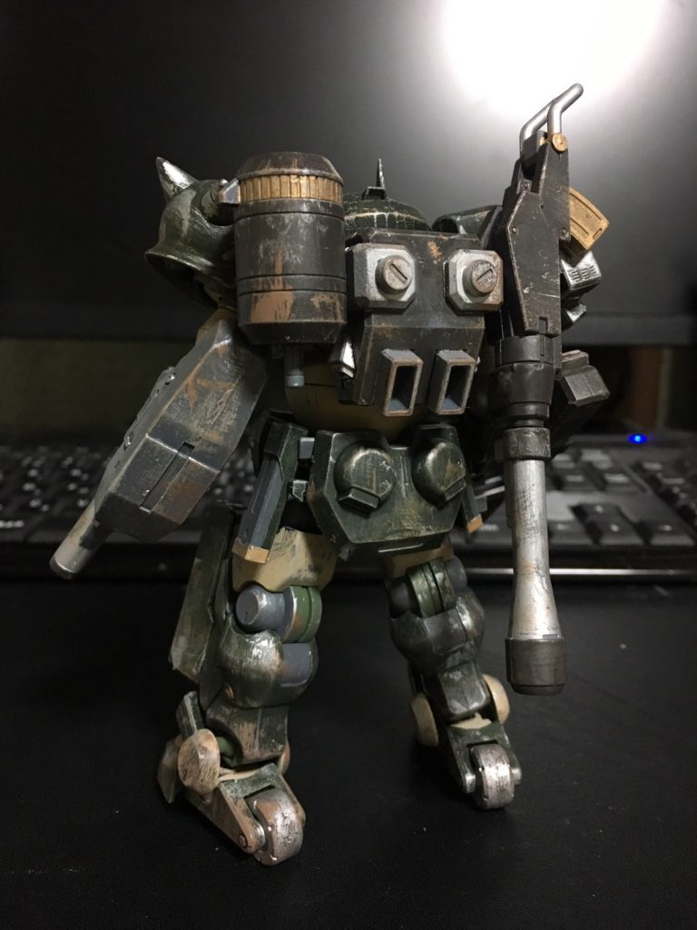 バックパックには補給用のタンクと緊急用のバズーカを装備。
撤退してきた友軍機に武器と燃料を補給する。
が、ウェザリングが不評でだれも受け取らない。